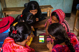 Могут ли программы по привлечению сверстников к процессу обучения помочь девочкам, не имеющим доступа к мобильной связи, воспользоваться благами цифровых технологий?